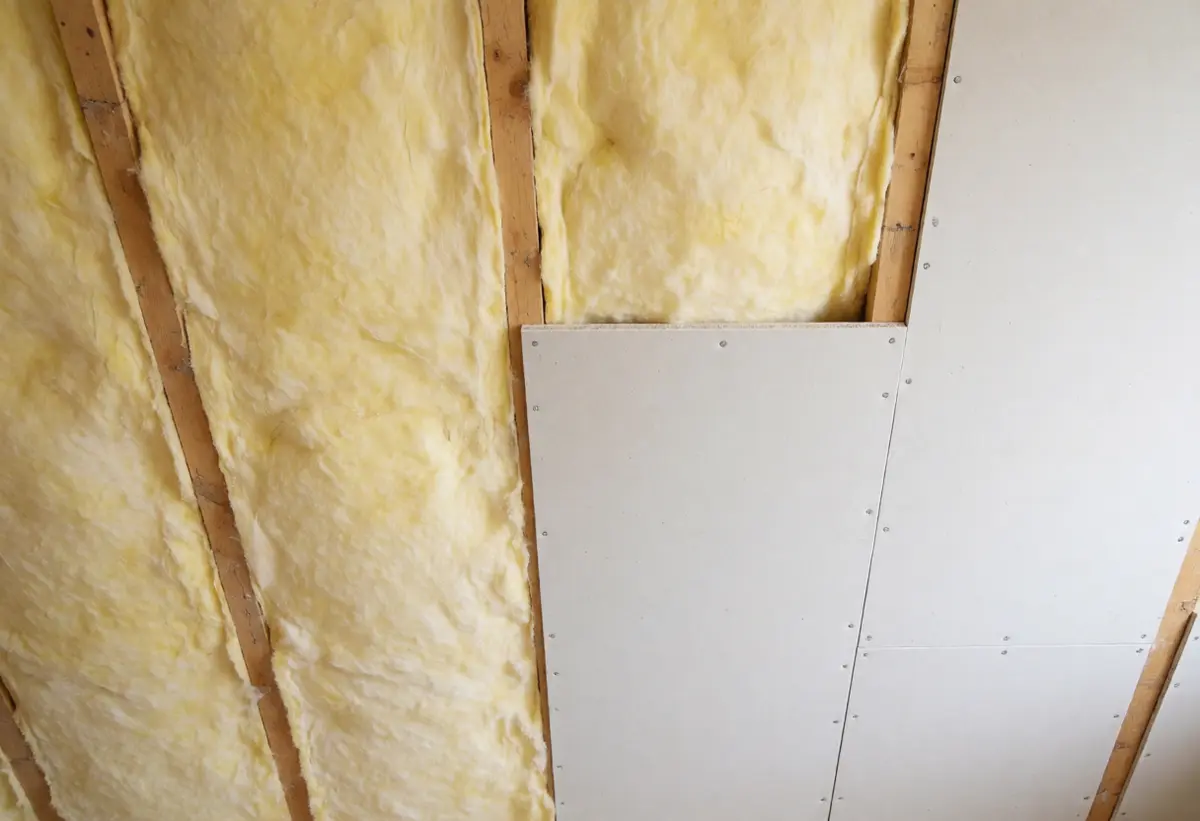 Mineralwolle zwischen den Sparren, halb mit Gipskartonplatten beplankt